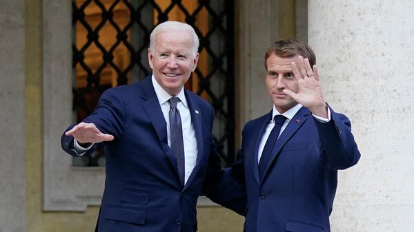 El presidente de Estados Unidos, Joe Biden, y su homólogo francés, Emmanuel Macron (archivo) - Sputnik Mundo