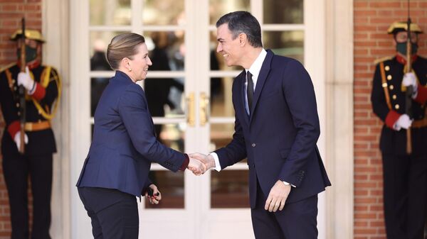 El presidente del Gobierno, Pedro Sánchez, saluda a la primera ministra del Reino de Dinamarca, Mette Frederiksen - Sputnik Mundo
