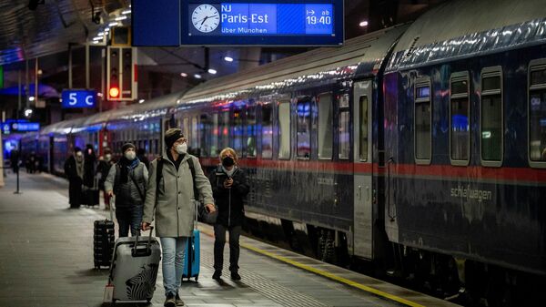 Pasajeros subiendo al tren nocturno hacia París en la Estación Central de Viena (Austria) - Sputnik Mundo