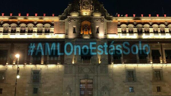 Proyección de mensaje de apoyo a AMLO sobre la fachada de Palacio Nacional. - Sputnik Mundo
