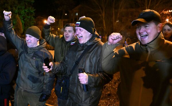Los festejos en Lugansk y Donetsk durante la noche del 21 de febrerorecordarona muchos lo emotivo que fue la reunificación de Crimea a Rusia en 2014. - Sputnik Mundo