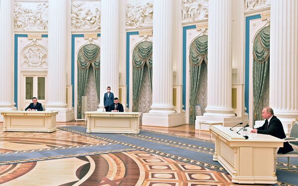 Asíse llevóa cabo la firma de los decretos de reconocimiento de independencia. A la izquierda,el líder de la República de Lugansk, Leonid Paséchnik,en el centro el líder de la República de Donetsk, Denís Pushilin, y a la derecha el presidente de Rusia, Vladímir Putin. - Sputnik Mundo