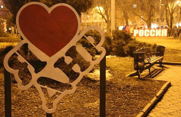 Unletrero de &#x27;Yo amo Lugansk&#x27; en una calle céntrica de esta República donde se vieron varios letreros y banderas rusas. - Sputnik Mundo