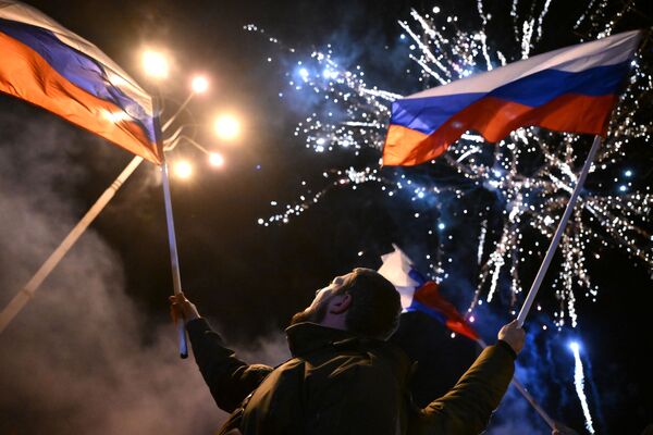 Los habitantes de las Repúblicas de Donetsk y Lugansk salieron a las calles para celebrar lo que estaban esperando durante ocho años. Muchos salieron con las banderas rusas enlamano. - Sputnik Mundo