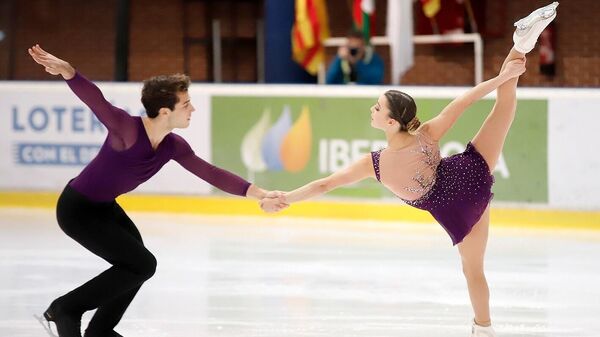  Laura Barquero, la patinadora española Laura Barquero (a la derecha) con Tòn Cónsul - Sputnik Mundo