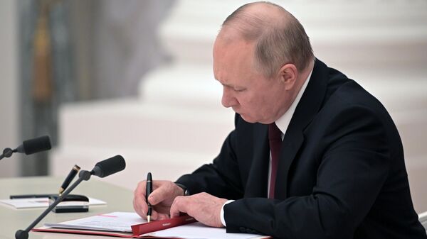Vladímir Putin reconoce la independencia de las Repúblicas de Donetsk y Lugansk de Ucrania - Sputnik Mundo