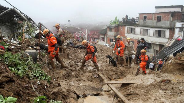 Bomberos trabajan en tareas de rescate en Petrópolis - Sputnik Mundo