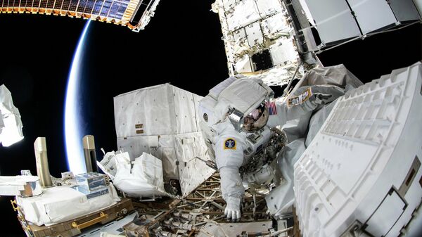 Astronauta en operaciones en la Estación Espacial Internacional.  - Sputnik Mundo