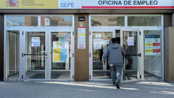 Un hombre entra en la Oficina de Empleo de Moratalaz, Madrid. 27 de enero de 2022. - Sputnik Mundo