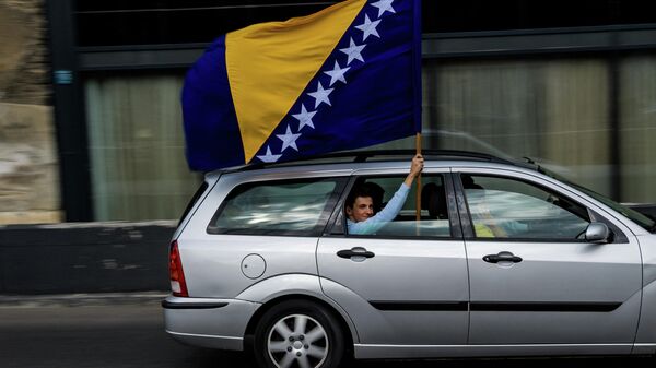 Un hombre con bandera de Bosnia y Herzegovina - Sputnik Mundo