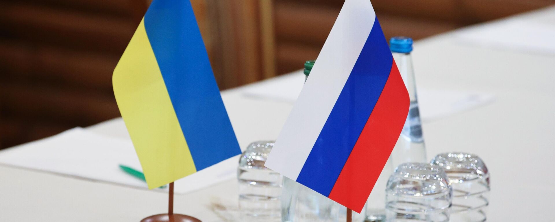 Banderas de Rusia y Ucrania durante las negociaciones celebradas en Bielorrusia el 3 de marzo  - Sputnik Mundo, 1920, 25.12.2022