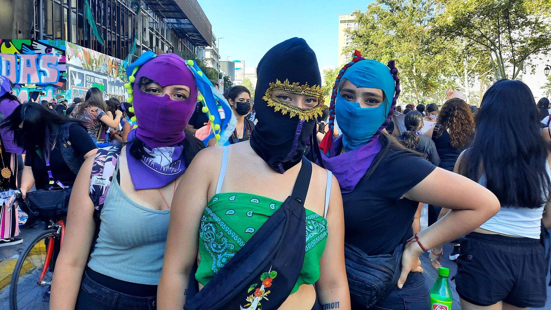 Mujeres repletan estaciones de metro camino a marcha del 8M