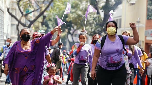 Mujeres, chavistas y antimperialistas, coreaban en la marcha por el Día Internacional de la Mujer en Caracas - Sputnik Mundo