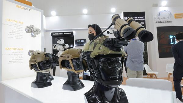 Посетители выставки World Defense Show-2022 в Эр-Рияде у стенда Saudi Military - Sputnik Mundo
