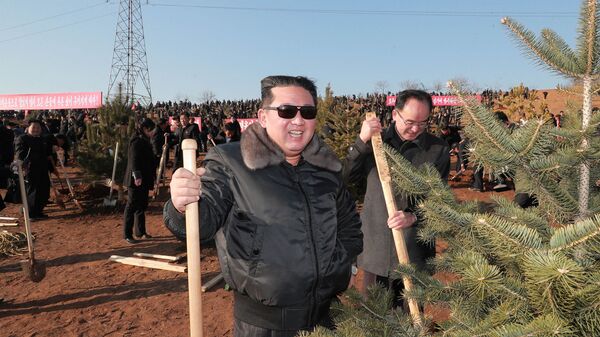 Kim Jong-un planta árboles con los delegados de la Segunda Conferencia de Secretarios de Organizaciones Primarias del Partido del Trabajo de Corea - Sputnik Mundo