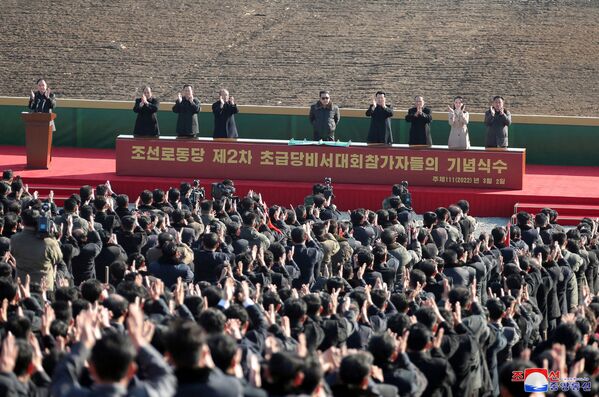 En el evento, el líder norcoreano pronunció un discurso de apertura en el que señaló que el principal objetivo de la lucha desinteresada de hoy para construir un mundo nuevo y cambiante es cuidar más de la gente y proporcionarle una felicidad infinita. - Sputnik Mundo