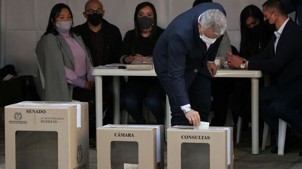 El presidente de Colombia, Iván Duque, vota en las elecciones legislativas y primarias en Colombia, el 13 de marzo de 2022 - Sputnik Mundo