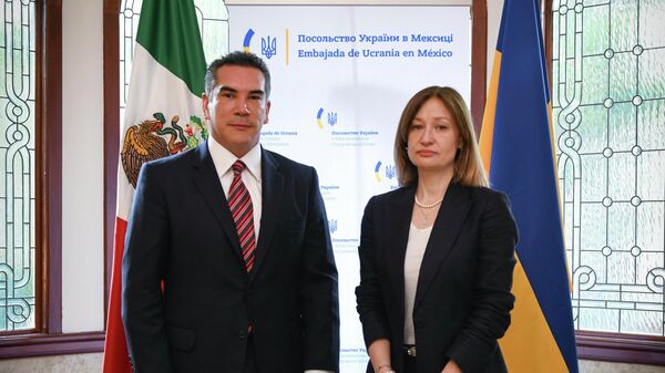 El dirigente nacional del PRI con la embajadora de Ucrania en México. - Sputnik Mundo