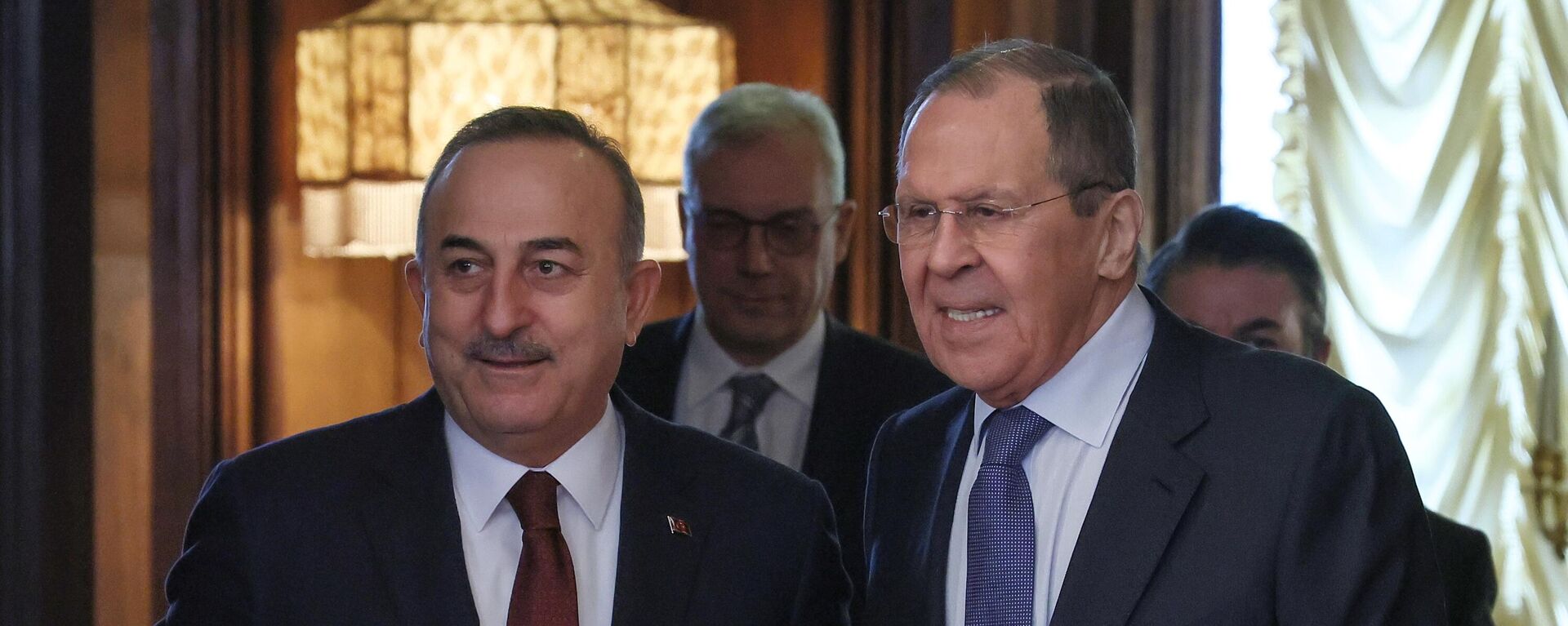 El ministro de Asuntos Exteriores de Turquía, Mevlut Cavusoglu, con el canciller ruso, Serguéi Lavrov El ministro de Asuntos Exteriores de Turquía, Mevlut Cavusoglu, con el canciller ruso, Serguéi Lavrov - Sputnik Mundo, 1920, 27.03.2022