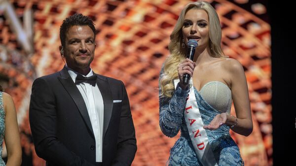 El presentador, Peter Andre y la ganadora del concurso de belleza Miss Mundo 2021, Karolina Bielawska - Sputnik Mundo
