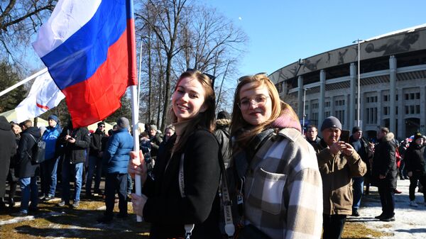 Люди собираются у большой спортивной арены Лужники в Москве перед началом митинга-концерта, посвященного воссоединению Крыма с Россией - Sputnik Mundo