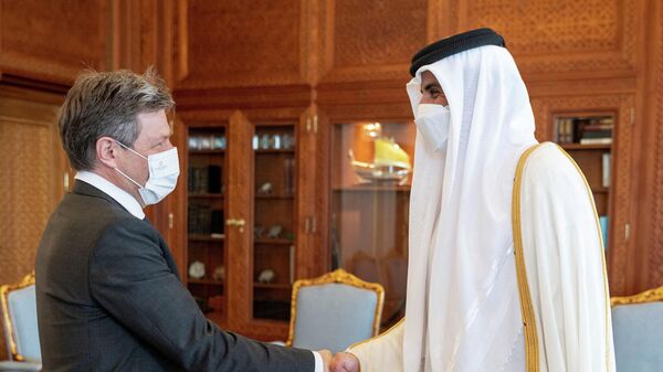 El ministro de Economía alemán, Robert Habeck, con el emir catarí, Tamim bin Hamad al Zani - Sputnik Mundo