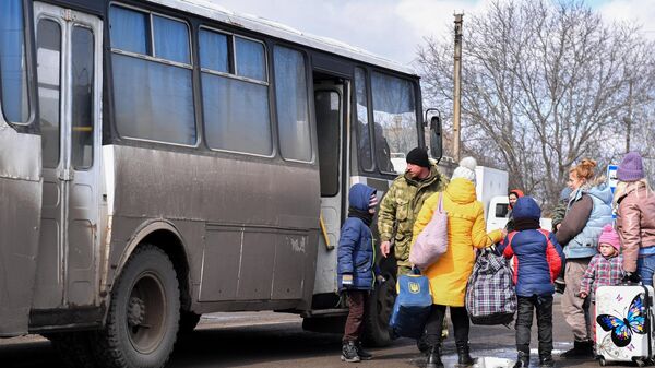 Evacuación de los habitantes de Mariúpol, organizada por el Servicio de Emergencias de la República Popular de Donetsk - Sputnik Mundo