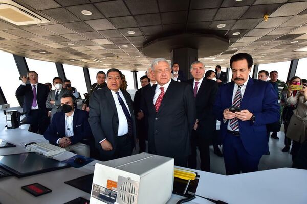 El presidente de México visitó la torre de control del AIFA  - Sputnik Mundo