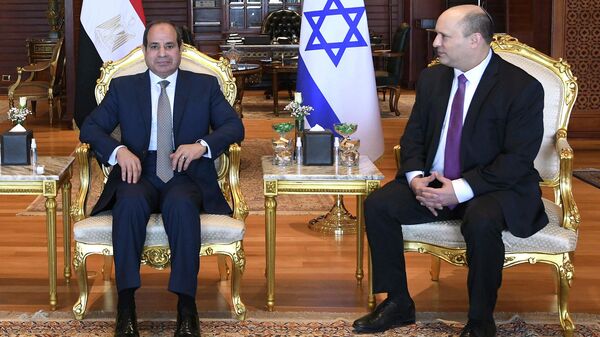 El príncipe heredero de Emiratos Árabes Unidos (EAU), Mohammed bin Zayed Nahyan, el presidente egipcio Abdelfattá Sisi, y el primer ministro israelí, Naftali Bennett en el Cairo - Sputnik Mundo