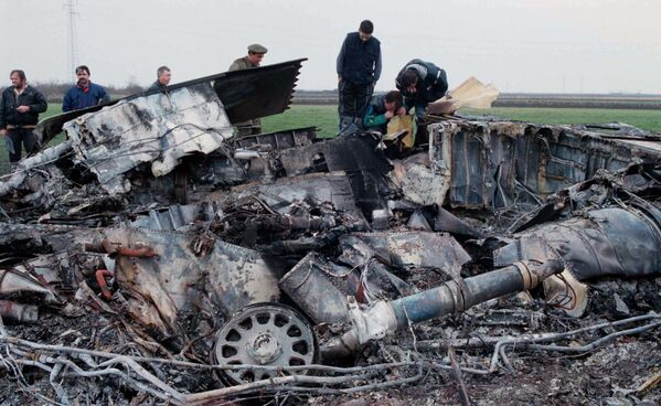 Fue en la tarde del 24 de marzo de 1999 cuando las ciudades de Belgrado, Pristina, Novi Sad, Kragujevac, Pancevo y Podgorica, entre otras, fueron sometidas a bombardeos masivos. En la foto: unos expertos yugoslavos examinan un caza F-117 Stealth de la OTAN que se estrelló a las afueras de Belgrado. - Sputnik Mundo
