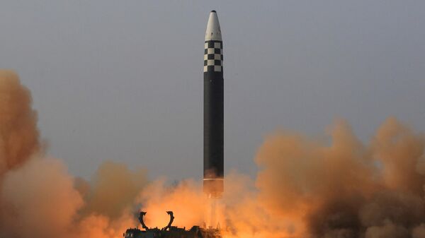 El misil balístico intercontinental Hwasong-17 de Corea del Norte - Sputnik Mundo