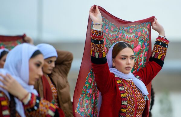 Mujeres en trajes nacionales en las celebraciones de Nouruz en Asjabad, Turkmenistán. - Sputnik Mundo