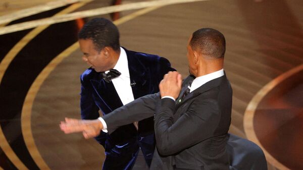 Will Smith golpea a Chris Rock durante los Premios Óscar - Sputnik Mundo