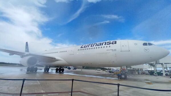 Un avión de la aerolínea Lufthansa llega al Aeropuerto Internacional de Cancún - Sputnik Mundo