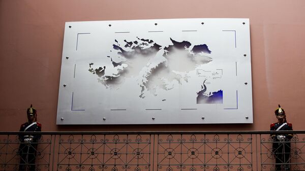 Un mapa de las Islas Malvinas en la Casa Rosada de Argentina, durante una ceremonia en 2014 - Sputnik Mundo