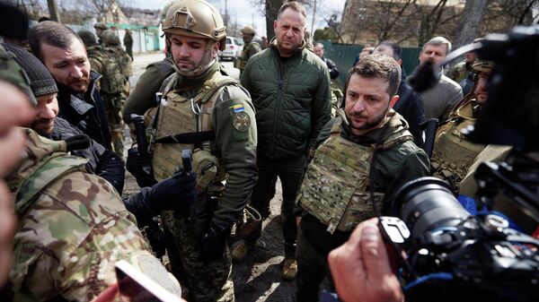 El presidente de Ucranis, Volodímir Zelenski, junto a militares ucranianos visita Bucha y habla con los medios de comunicación - Sputnik Mundo