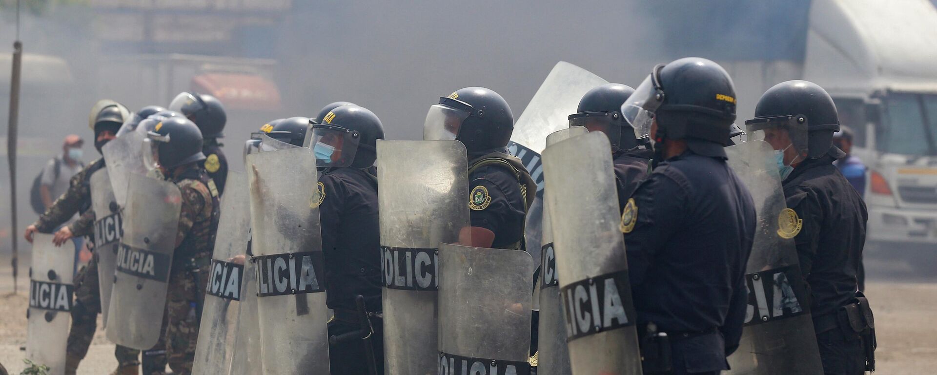 Полиция противостоит демонстрантам во время столкновений в Перу - Sputnik Mundo, 1920, 05.04.2022