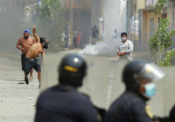 Las protestas contra la subida de los precios en los combustibles y los fertilizantes se prolongan por segunda semana consecutiva en Perú y son cada vez más violentas. En la foto: los enfrentamientos entre manifestantes y policías en Ate, al este de Lima. Las protestas contra la subida de los precios en los combustibles y los fertilizantes se prolongan por segunda semana consecutiva en Perú y son cada vez más violentas. En la foto: los enfrentamientos entre manifestantes y policías en Ate, al este de Lima. - Sputnik Mundo