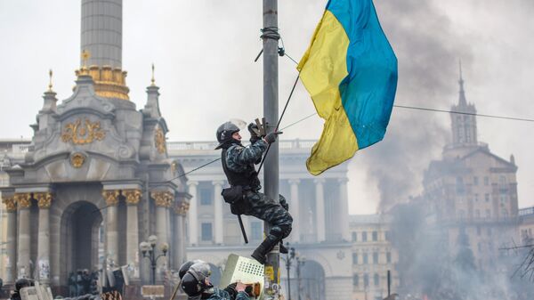 Сотрудники правоохранительных органов на площади Независимости в Киеве - Sputnik Mundo