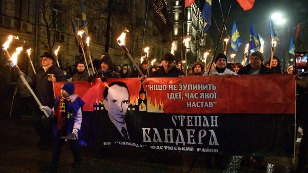 Участники традиционного ежегодного факельного шествия по случаю дня рождения Степана Бандеры в центре Киева - Sputnik Mundo