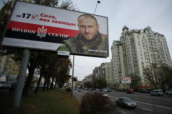 Año 2014. Una gigantografía con el líder de la organización nacionalista extremista Pravi Sector, Dmitri Yarosh en una de las calles de la capital ucraniana. - Sputnik Mundo