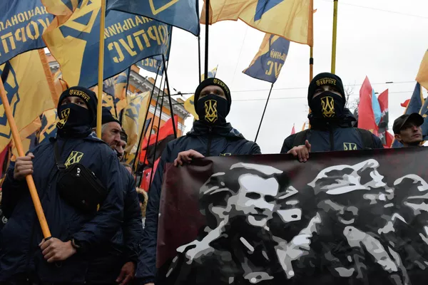Año 2017, Kiev. La gente participa de una marcha en honor al aniversario del Ejército Insurgente Ucraniano (UPA, organización extremista prohibida en Rusia) y el Día del Defensor de Ucrania. - Sputnik Mundo