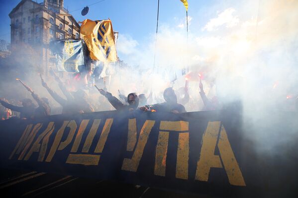 Año 2020, Kiev. Así se llevó a cabo la marcha de los nacionalistas, dedicada al aniversario de la creación del Ejército Insurgente Ucraniano. - Sputnik Mundo