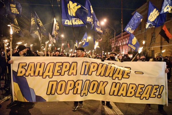 Año 2021, Kiev. Varios manifestantes durante una marcha dedicada al 112 aniversario del nacimiento de Stepán Bandera, líder de los nacionalistas ucranianos durante la Segunda Guerra Mundial que colaboró con las fuerzas nazis durante su invasión a la URSS. - Sputnik Mundo
