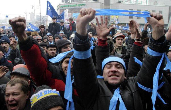 El 23 de noviembre los manifestantes, con Yúschenko a la cabeza, marcharon hacia la Rada Suprema (el Parlamento). Yúschenko se proclamó presidente de Ucrania. Al mismo tiempo, los partidarios de Yanukóvich comenzaron a llegar a Kiev para apoyar a su candidato. El 24 de noviembre, la Comisión Electoral concedió la victoria a Yanukóvich con la ventaja de un 3%. Yúschenko no admitió la derrota. - Sputnik Mundo