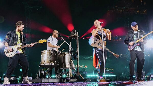 La banda británica Coldplay durante su gira 'Music of the Spheres' - Sputnik Mundo