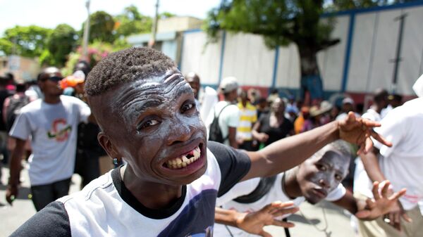 Jóvenes haciendo pose de zombi en Haití - Sputnik Mundo
