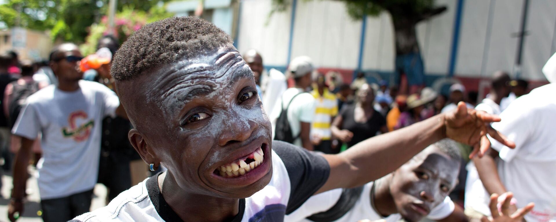 Jóvenes haciendo pose de zombi en Haití - Sputnik Mundo, 1920, 08.04.2022