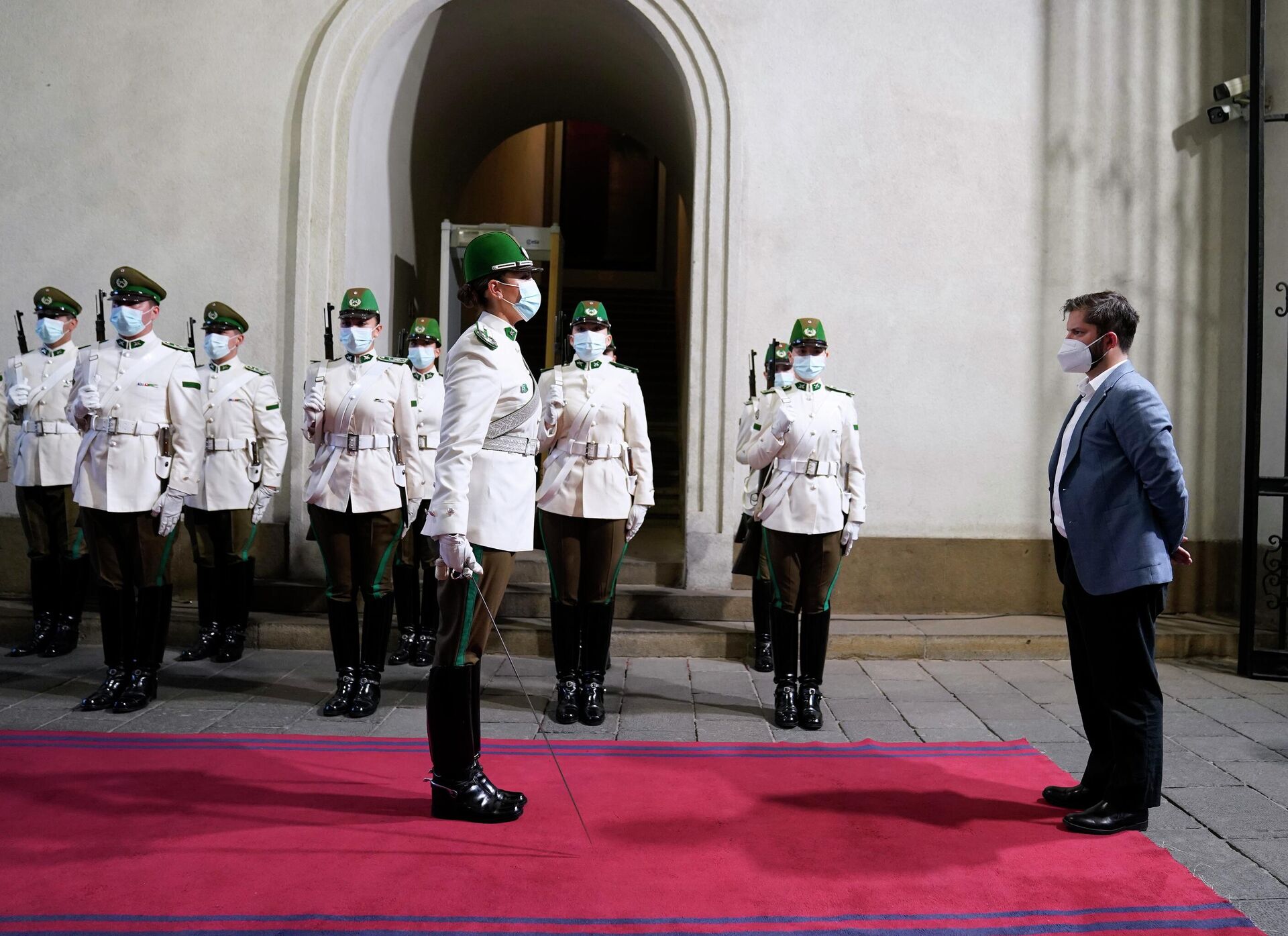 El presidente Gabriel Boric recibe honores de la Guardia de Palacio - Sputnik Mundo, 1920, 09.04.2022
