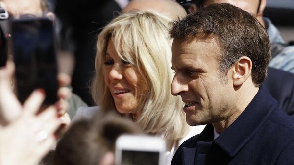 El presidente francés, Emmanuel Macron, y la primera dama, Brigitte Macron - Sputnik Mundo